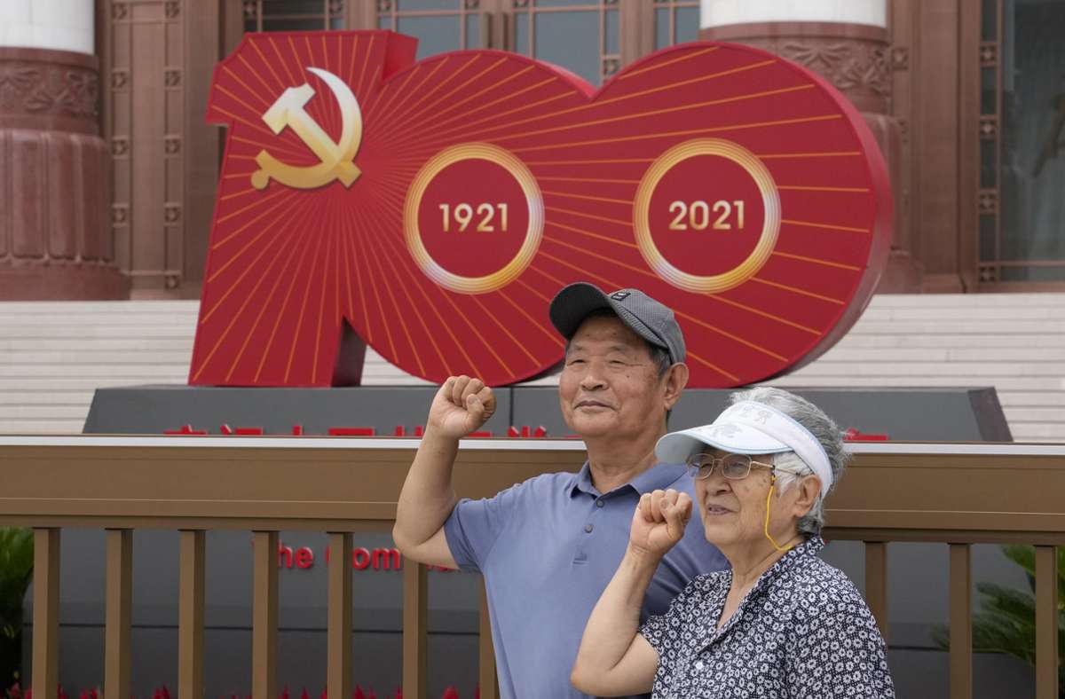 Posieren für das Familienalbum vor dem Ort, wo vor 100 Jahren das erste Treffen der Kommunistischen Partei Chinas abgehalten wurde. Foto: dpa//Ng Han Guan