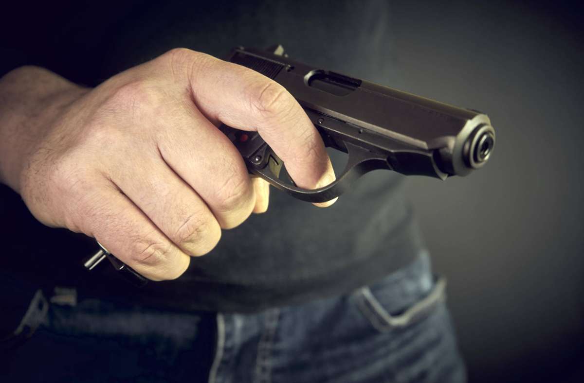 Tankstelle in Ludwigsburg: Mann  bedroht Mitarbeiterin bei Überfall mit Waffe