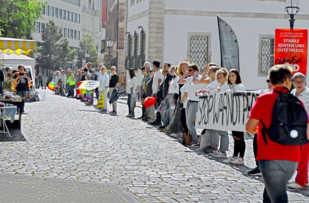 Rettungskette in der Ritterstraße: Viele gesellen sich spontan zu den Aktivisten.