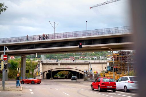 Die Bahnbrücken (Bildhintergrund) sollen abgerissen werden. Foto: Lichtgut/Max Kovalenko