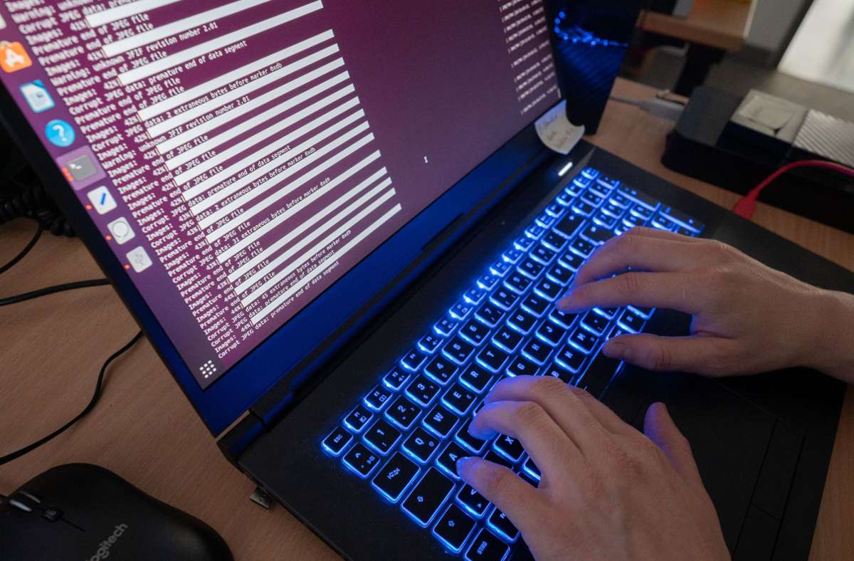 Cyberkriminelle erpressen Unternehmen, aber die Ermittler sind ihnen auf den Versen. (Symbolbild) Foto: dpa/Julian Stratenschulte