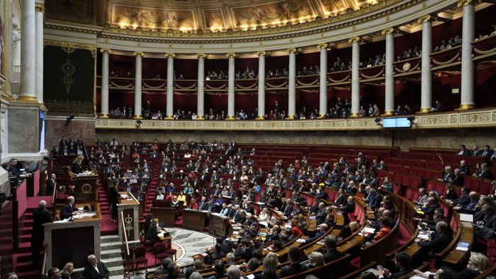 Frankreichs Regierung übersteht Misstrauensvoten