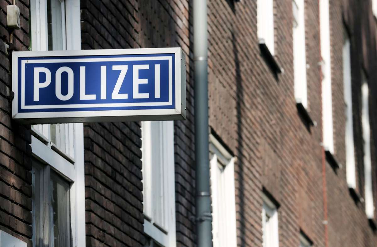 Am Bahnhof in Schwäbisch Gmünd: Senior belästigt 18-Jährige sexuell – Zeugen gesucht