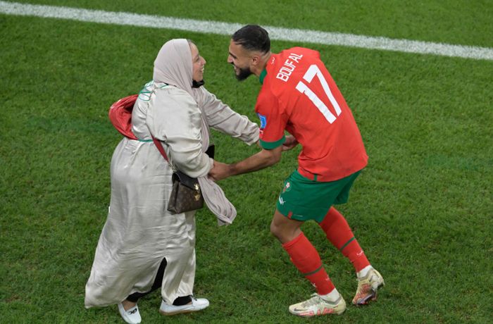 WM 2022 in Katar: Tanz von Marokko-Spieler mit seiner Mutter geht viral