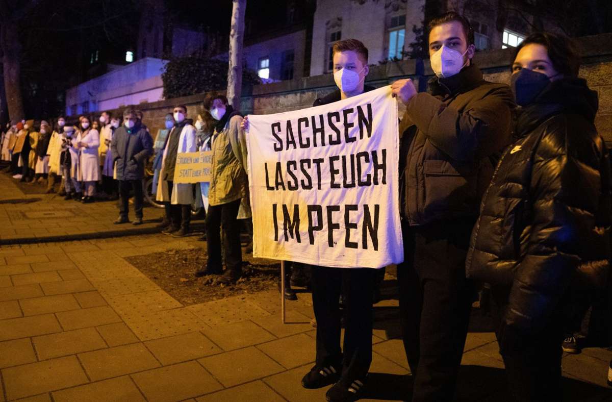 Aktion gegen Corona-Protest in Dresden: Medizinstudenten für Impf-Aufruf gewürdigt – Michael Kretschmer dankt