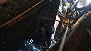 Bus stürzt von Brücke – mindestens 21 Tote