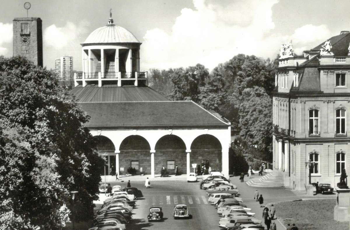 Einst führte eine Straße an dem  Kunstgebäude vorbei, auch die Straßenbahn fuhr hier vorbei. In den  60ern konnten Autos auf dem Schlossplatz parken.