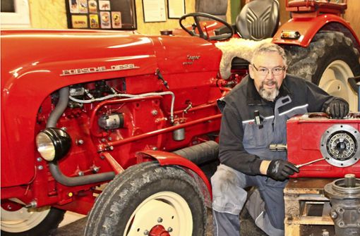 Helmut Unrath ist ein passionierter Bastler: In seiner Werkstatt restauriert der technisch versierte Hochdorfer alte Porsche-Traktoren. Foto: /Katja Eisenhardt
