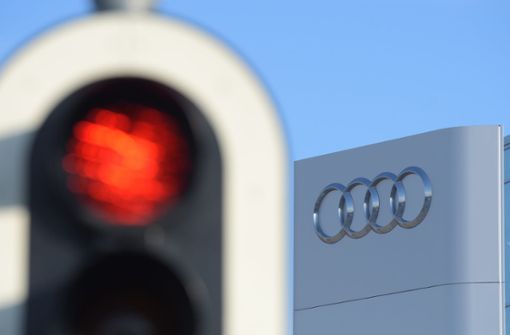 Die Ampel  vor Audis  Konzernzenzentrale steht auf Rot: Der Automobilhersteller spart radikal und baut Tausende Stellen ab. Foto: dpa/Stefan Puchner