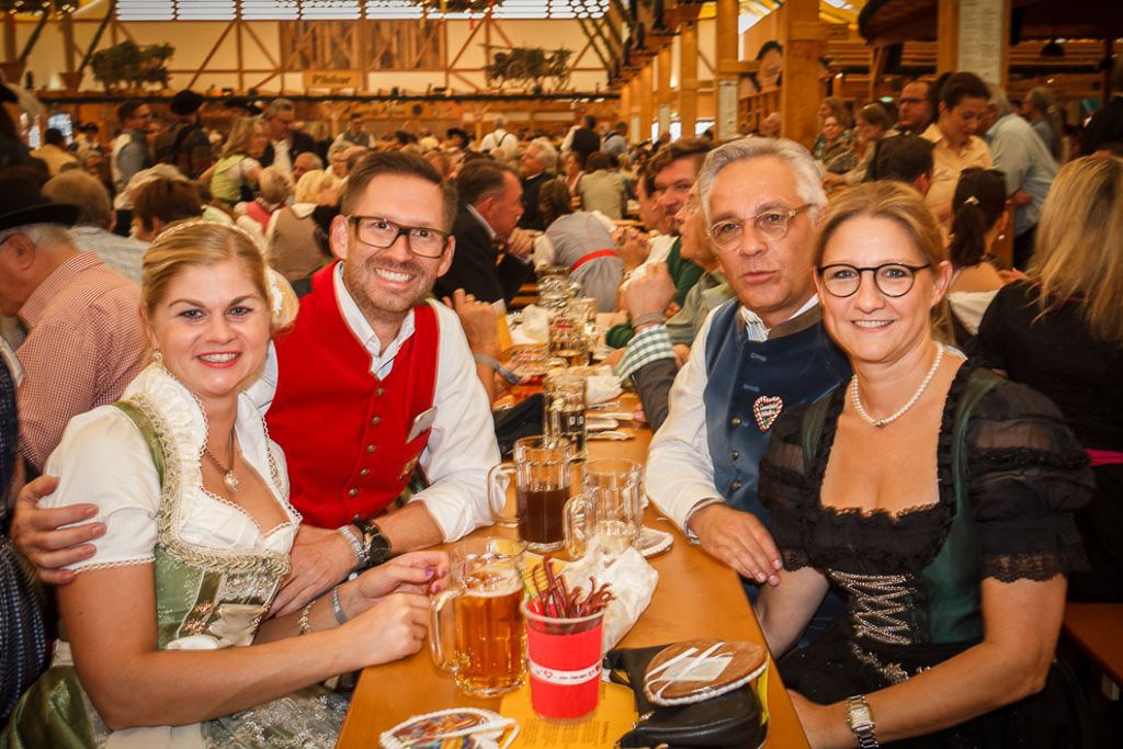 22.09.2017 - Mit vier Schlägen eröffnete OB Kuhn das 172. Cannstatter Volksfest