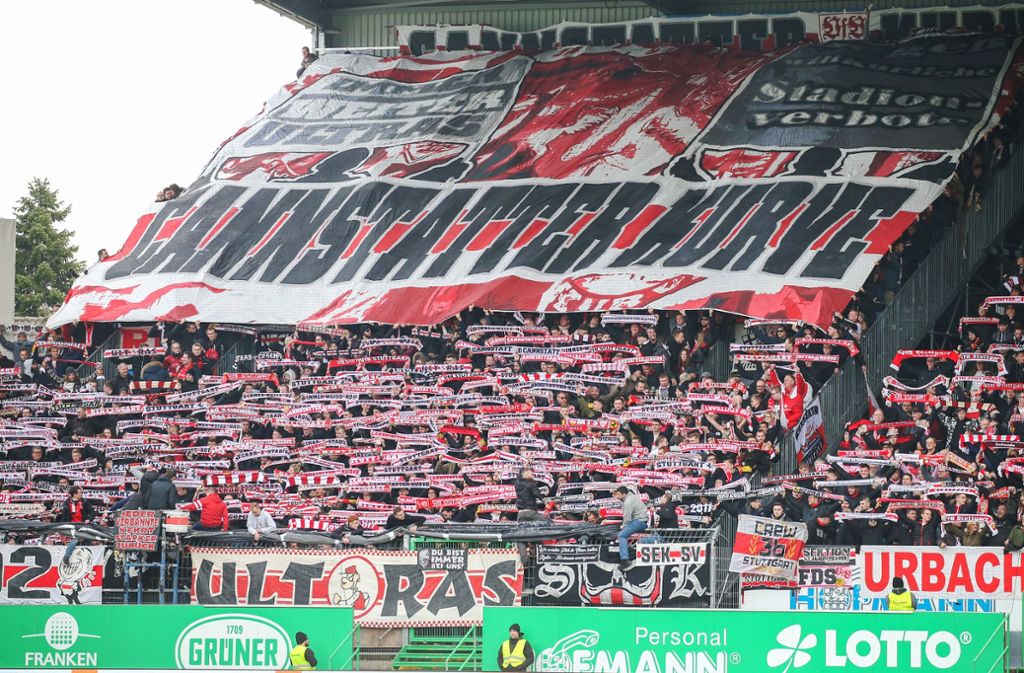 Spieltagsblog VfB Stuttgart bei der SpVgg Greuther Fürth: VfB-Anhänger zeigen eine Choreografie