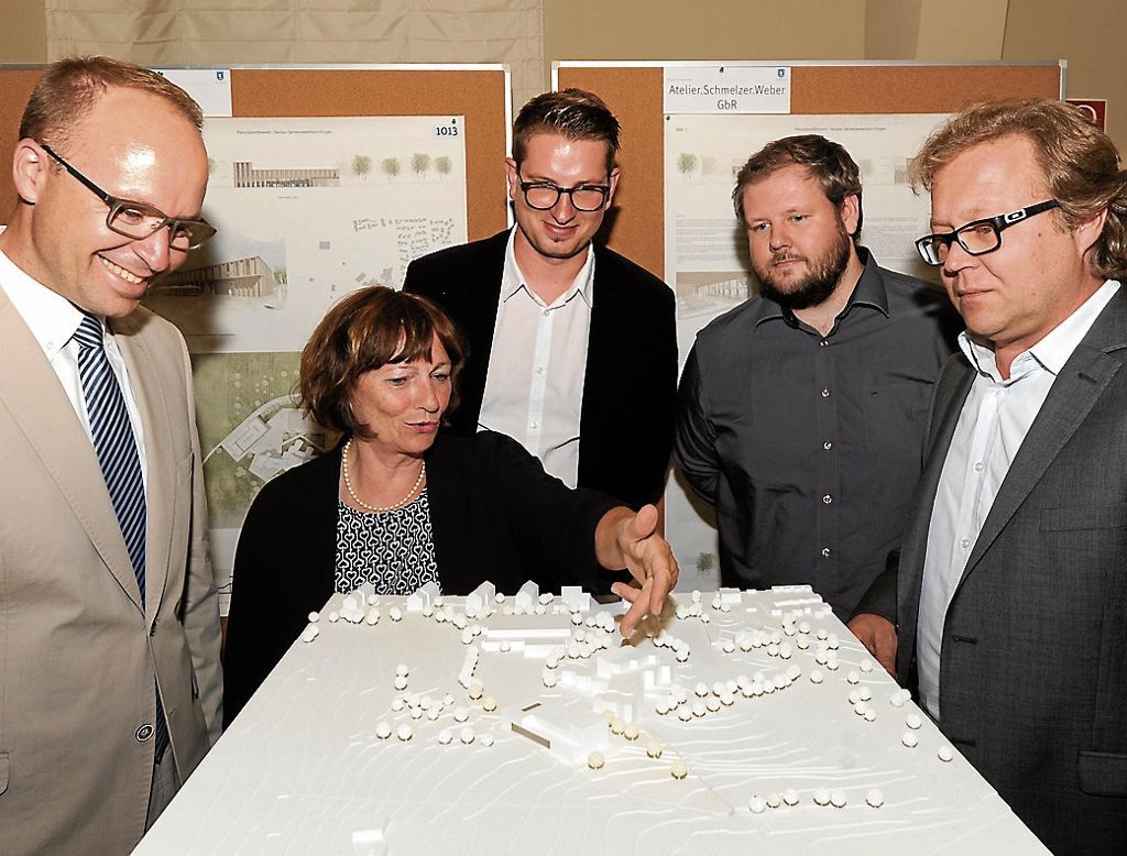 Bürgermeister Otto Ruppaner, Professorin Cornelia Bott, Peter Weber, Matthias Helmle und Jörn Fitschen (von links) mit dem Siegerentwurf.