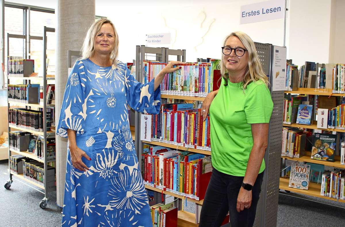 Aktiv in der Bücherei in Filderstadt: Claudia Vöhl, Leiterin des Amts für Bildung, Kunst und Kultur (links), und die Büchereileiterin Petra Rösner. Foto: /Caroline Holowiecki