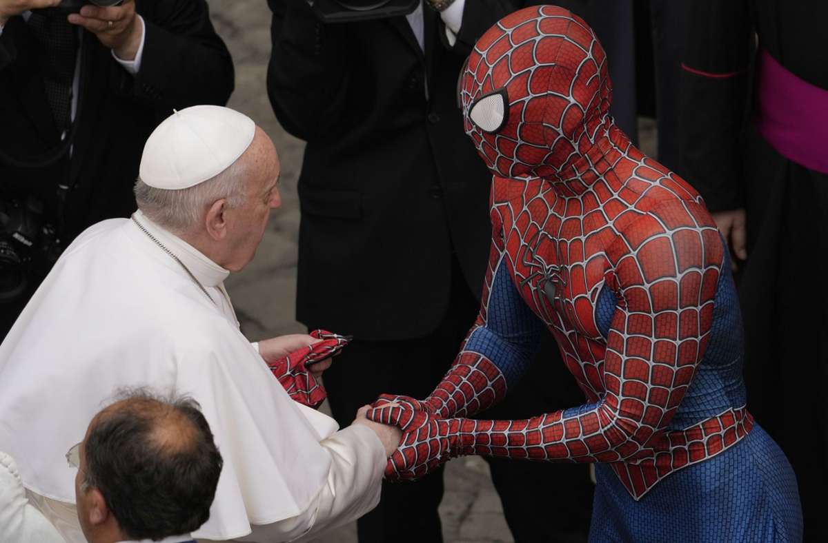 Comic-Held bei Generalaudienz: Der Papst reicht Spiderman die Hand