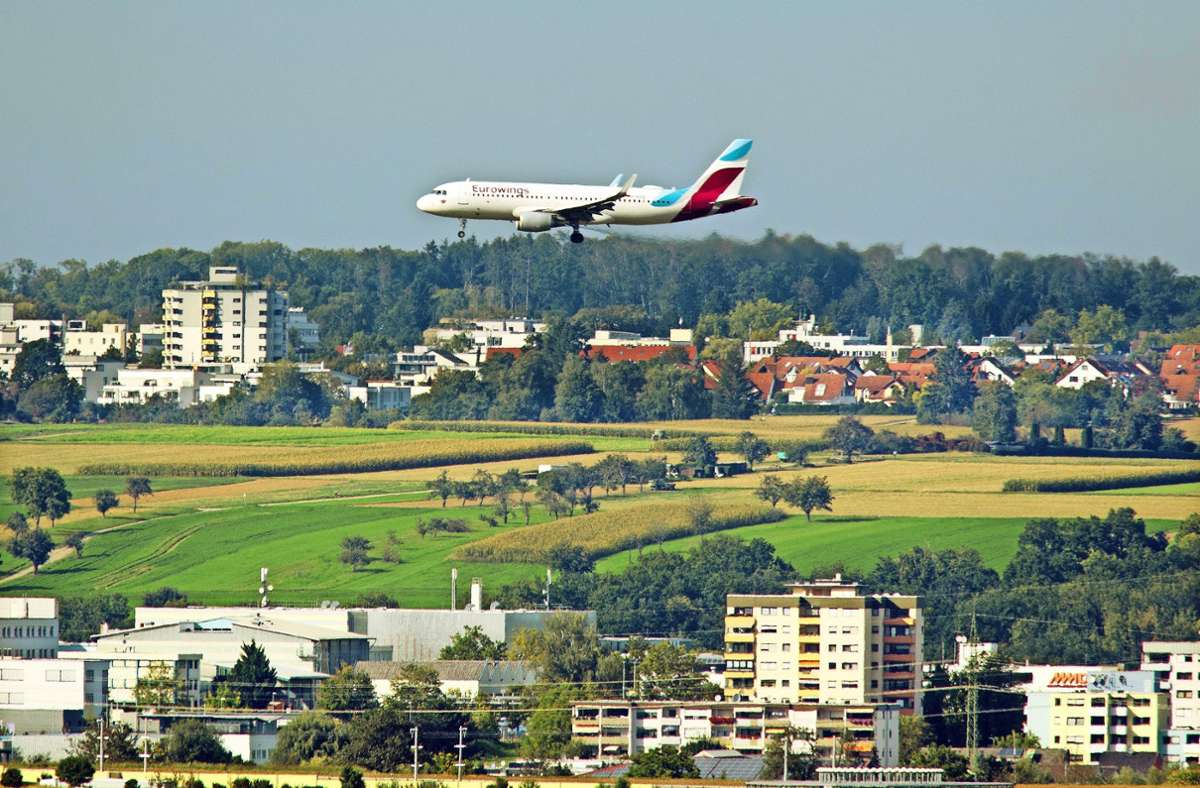 Die Pläne für eine neue Flugroute in Richtung Süden spaltet die Kommunen im Kreis Esslingen. Am Montag entscheidet die Fluglärmkommission, ob sie diese empfehlen will. Foto: Horst Rudel