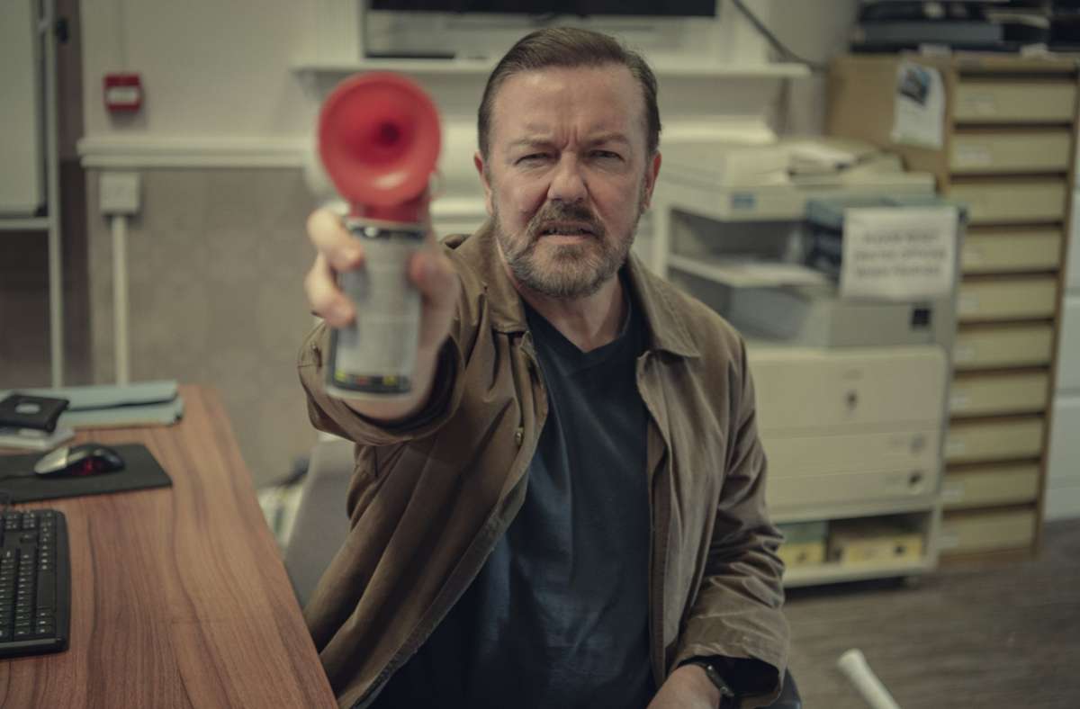 Nicht nur mit der Drucklufttröte attackiert Tony (Ricky Gervais) andere Menschen. Foto: Netflix/Ray Burmiston