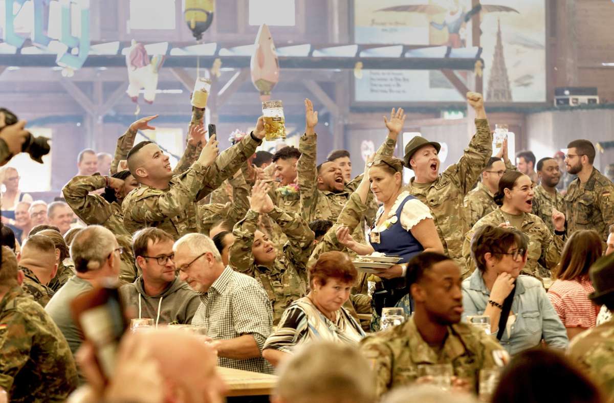 Amerikanische Soldaten beim Biermanöver. Foto: Lichtgut/Julian Rettig