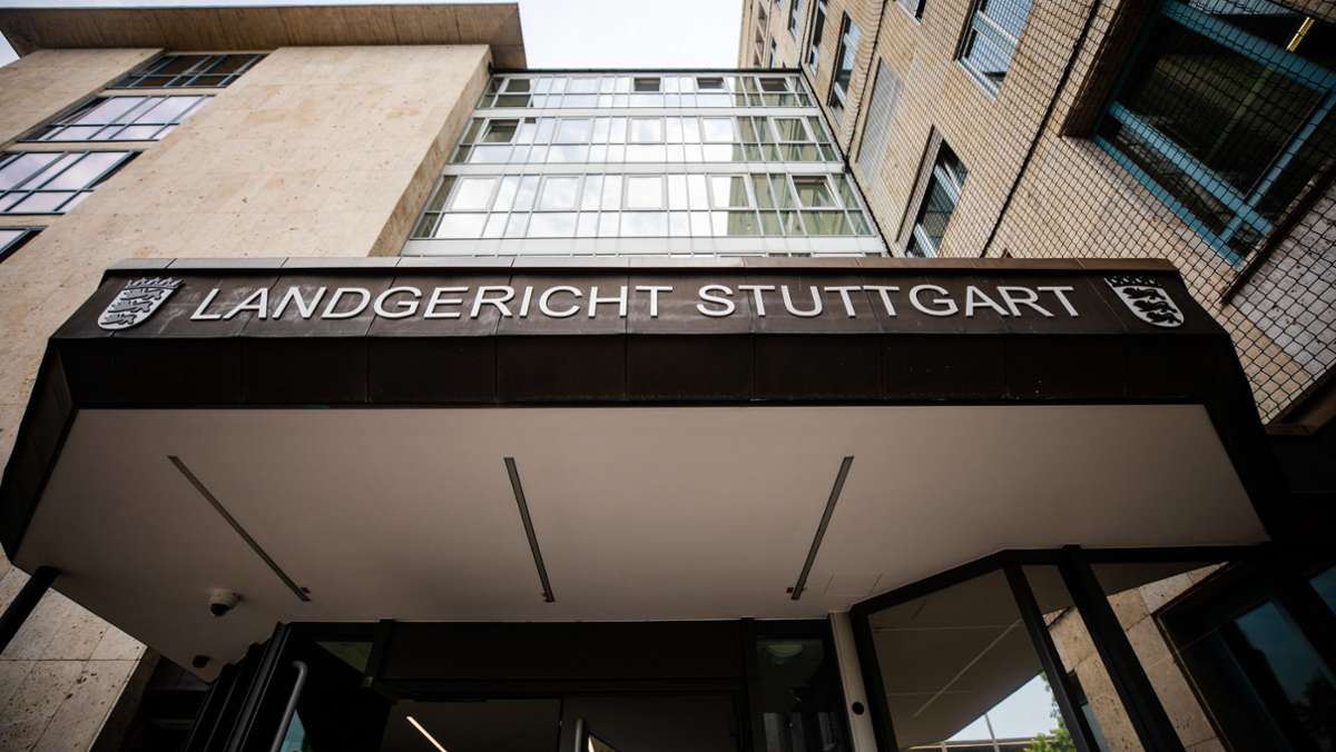 Prozess in Stuttgart: Mann mit Auto überrollt – 20-Jährige zu Haftstrafe verurteilt
