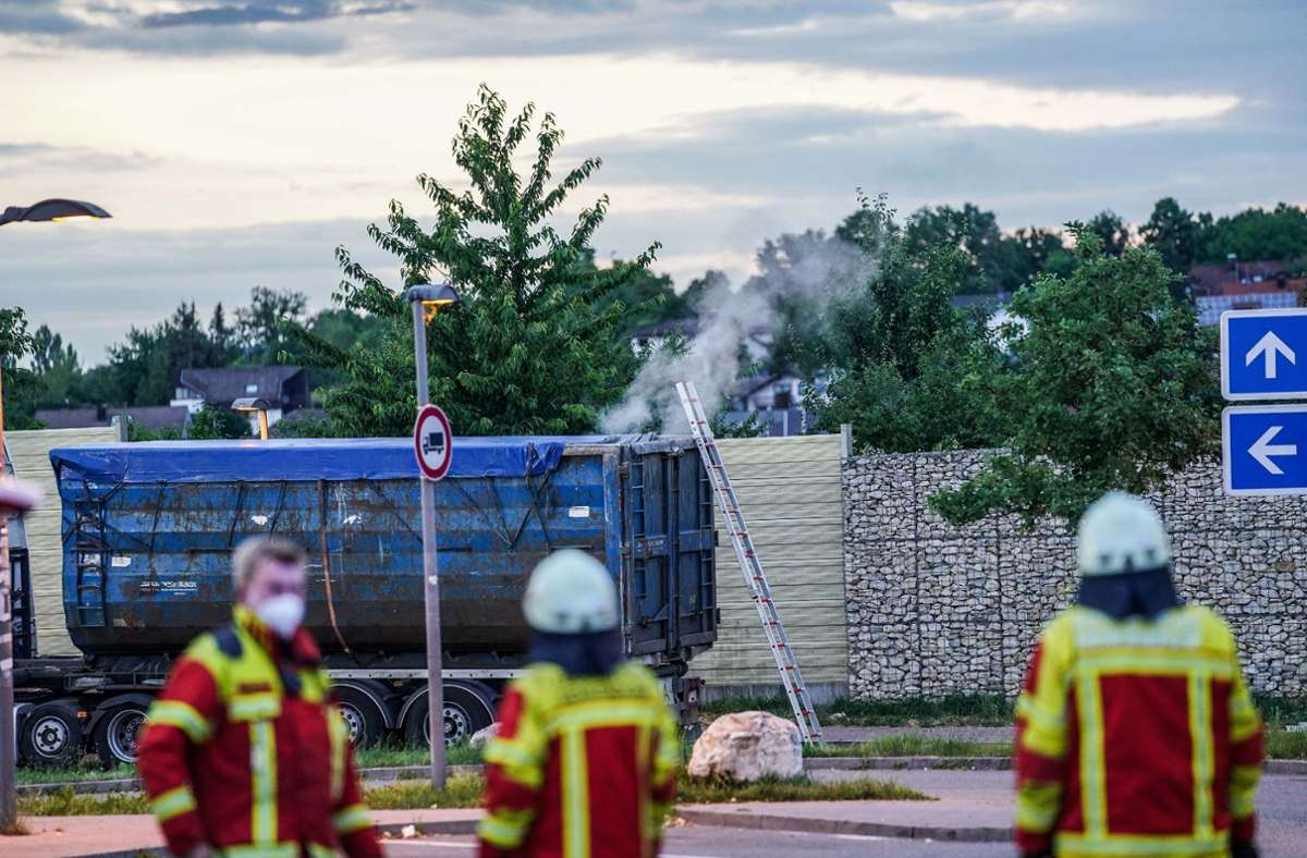 Polizei- und Feuerwehr im Einsatz: Chemische Reaktion führt zu Sperrung der Rastanlage Denkendorf