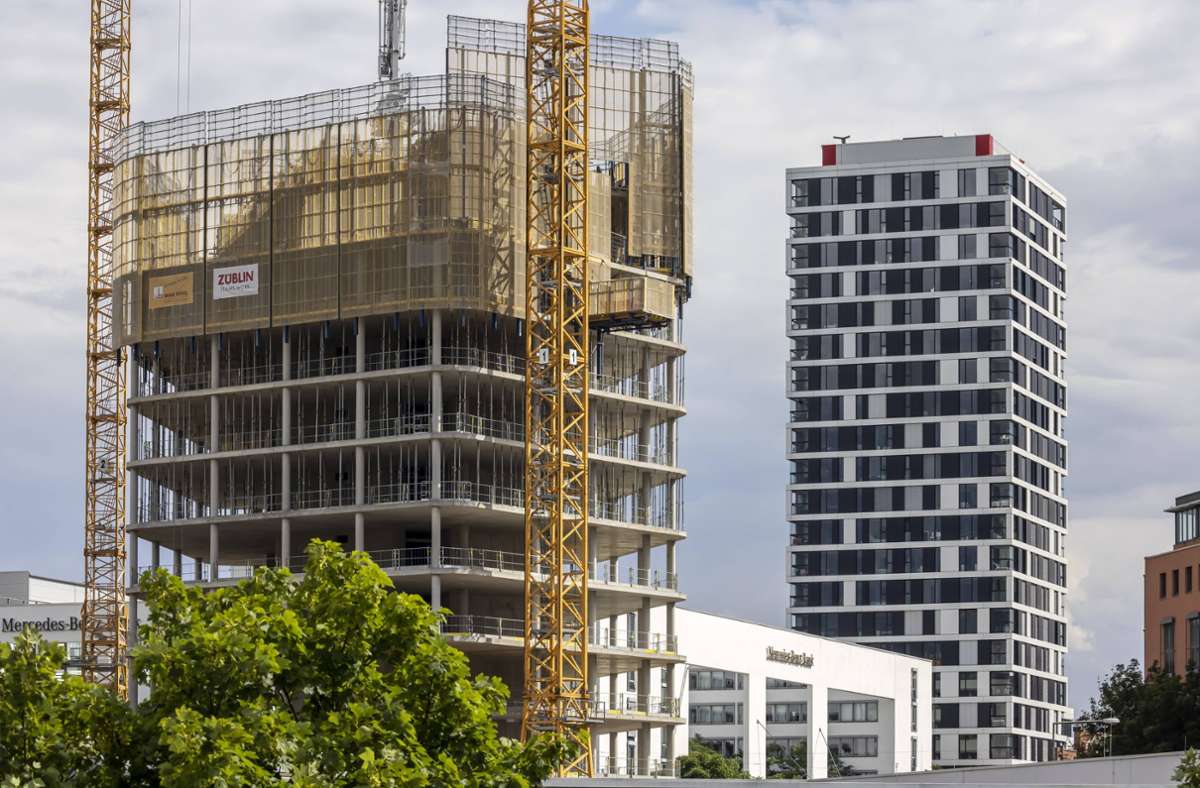 Der „Porsche Design Tower“ (vorne) befindet sich noch im Bau. Bis er fertig ist, hält noch der Skyline-Living-Turm (hinten) den Titel „Stuttgarts höchstes Gebäude“.