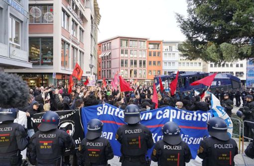 Die Polizei trennt bei der Demo am Samstag die Gruppen voneinander. Foto: Andreas Rosar/Fotoagentur Stuttgart