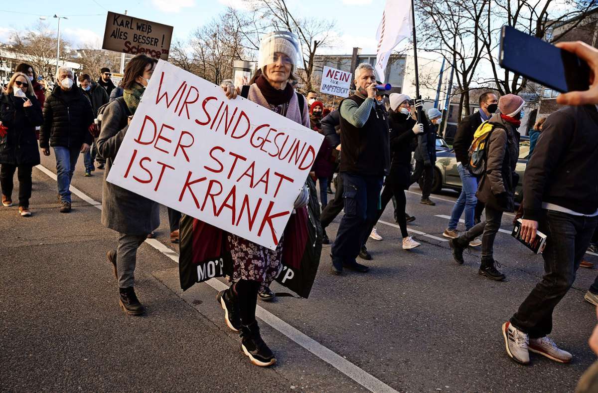 Links, rechts und ab durch die Mitte: Die Demokratie wird  derzeit von vielen Seiten herausgefordert, so auch von Querdenkern wie auf dieser Demo in  Stuttgart. Foto: Lichtgut/Julian Rettig