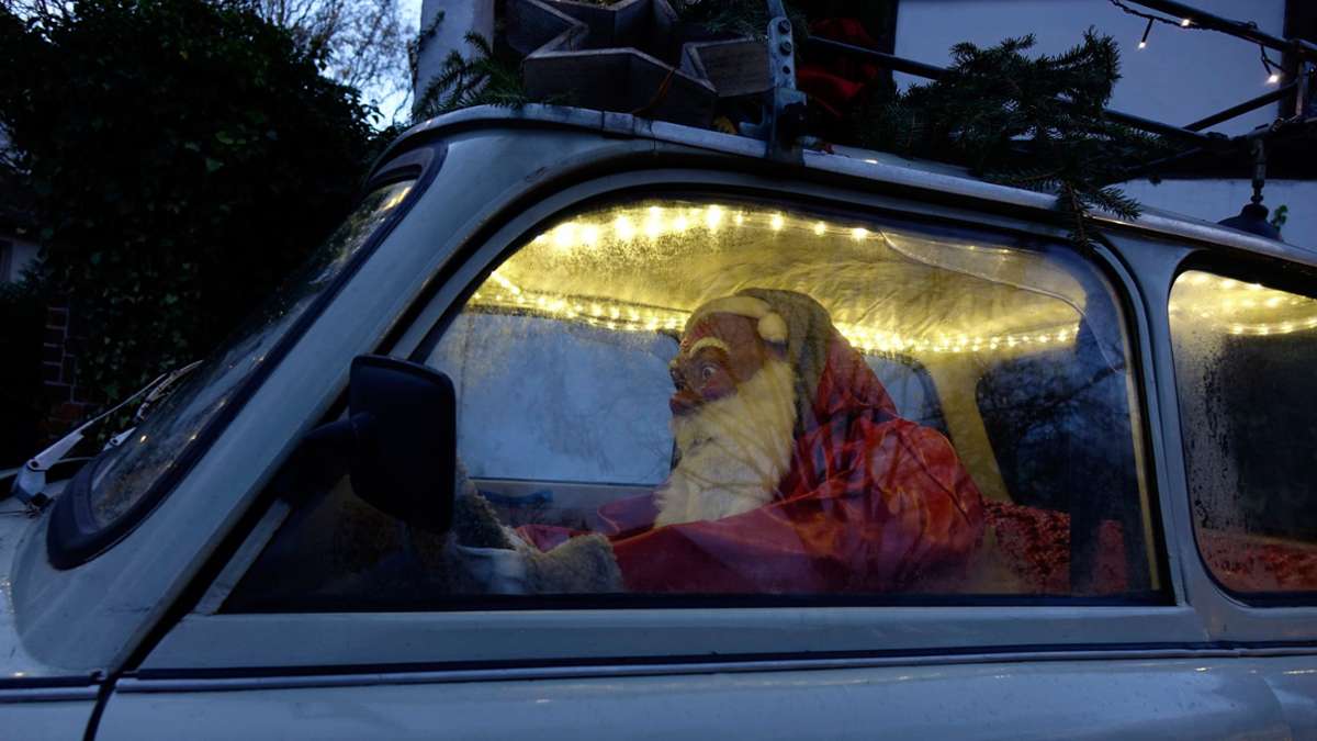 Kurioses aus Thüringen: Betrunkener Weihnachtsmann fährt gegen Hausfassade