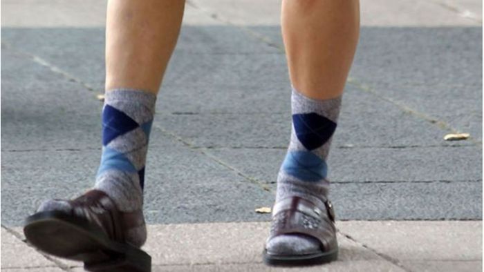 Männerbeine in Socken und Sandalen – Was halten Sie davon?