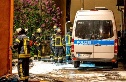 Am 1. Mai brennt ein Polizeiauto im Innenhof des Reviers im Stuttgarter Westen. Foto: 7aktuell/Nils Reeh