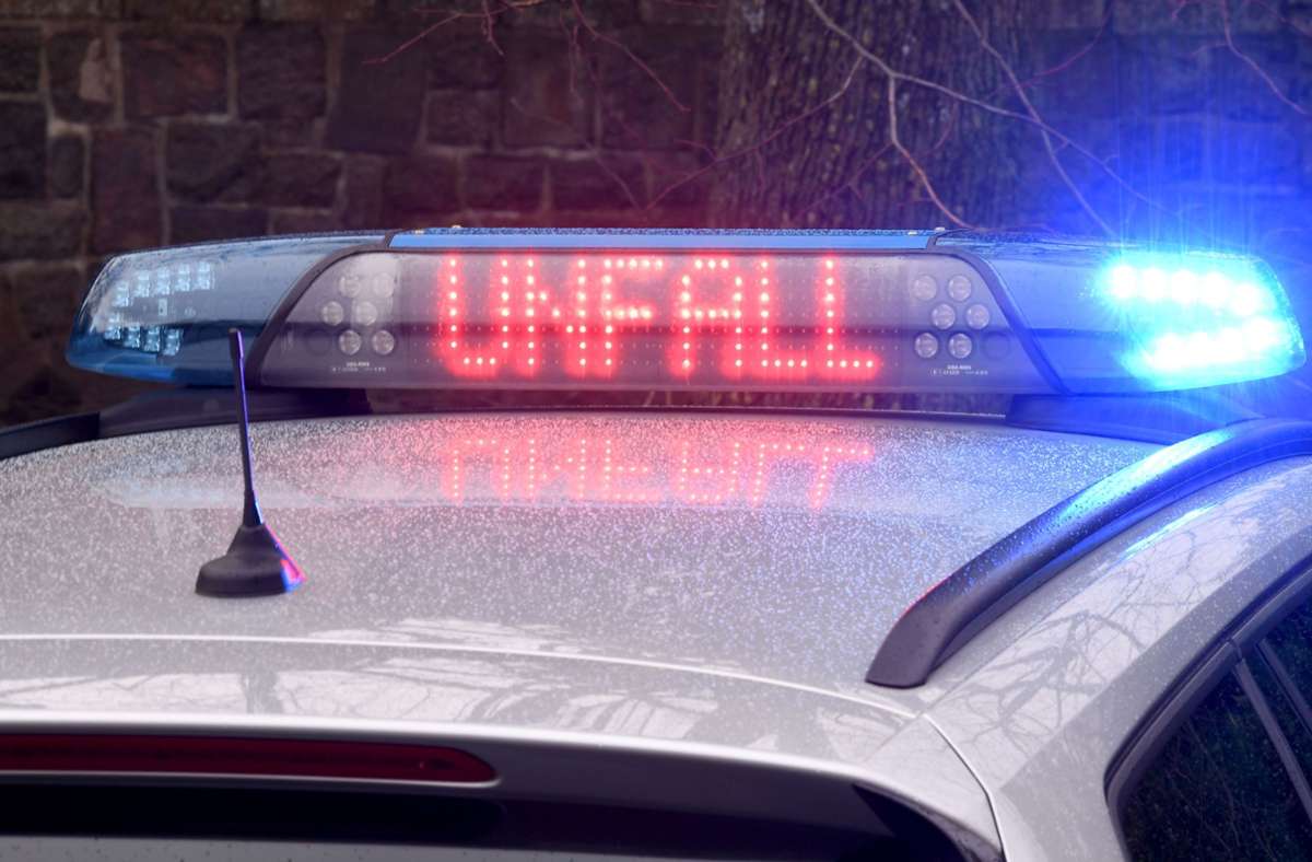 Verkehrsunfall in Neuhausen: 19-jährige Autofahrerin prallt gegen einen Laternenmast