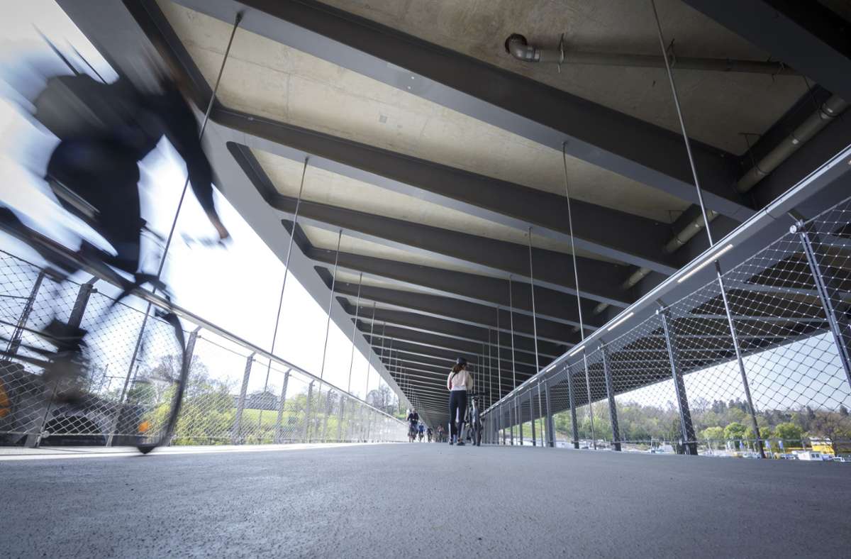 Ein Selfie auf der neuen Neckarbrücke: Das Bauwerk zieht viele Stuttgarter an.
