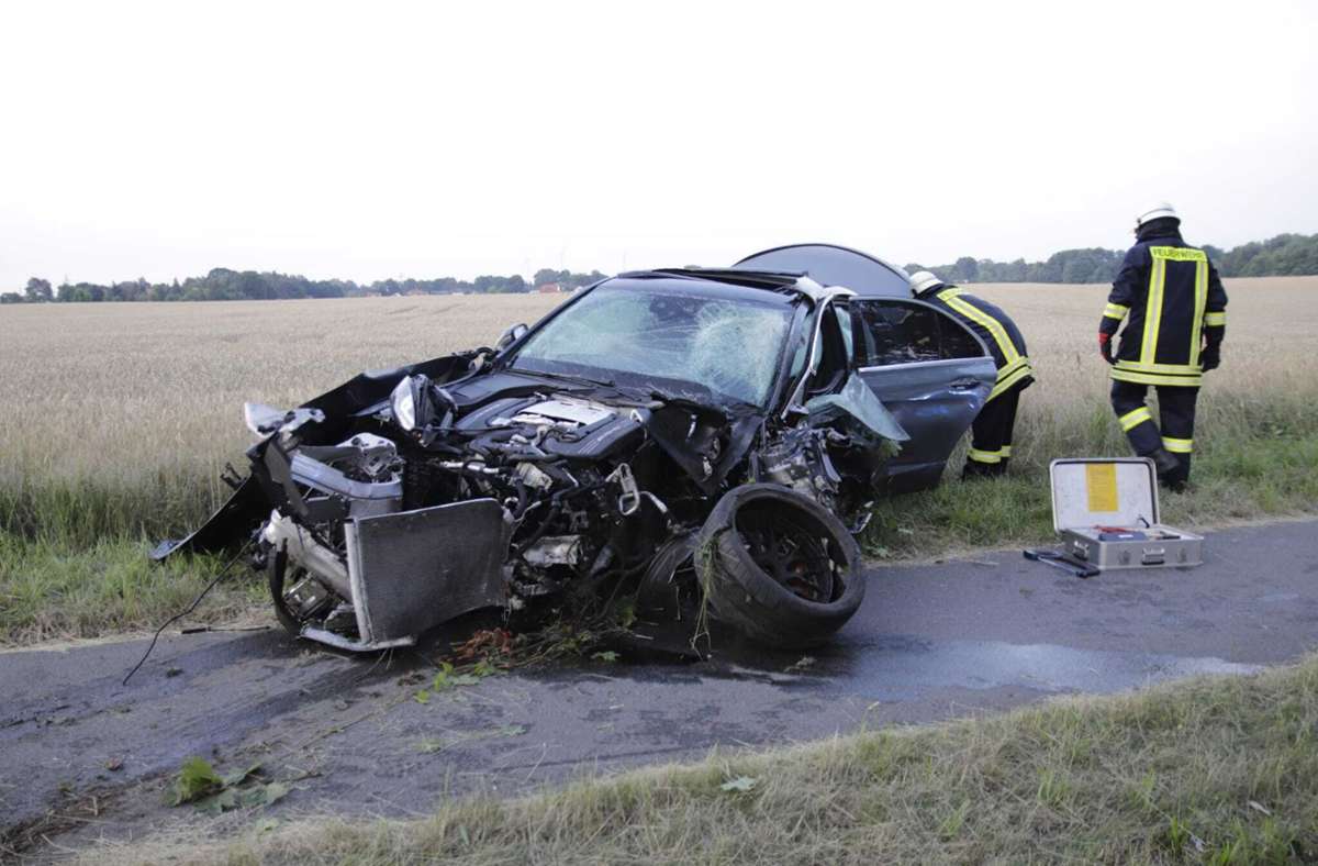 Unfall in Brandenburg: Fahrerin und schwangere Beifahrerin sterben  – Verursacher flüchtet