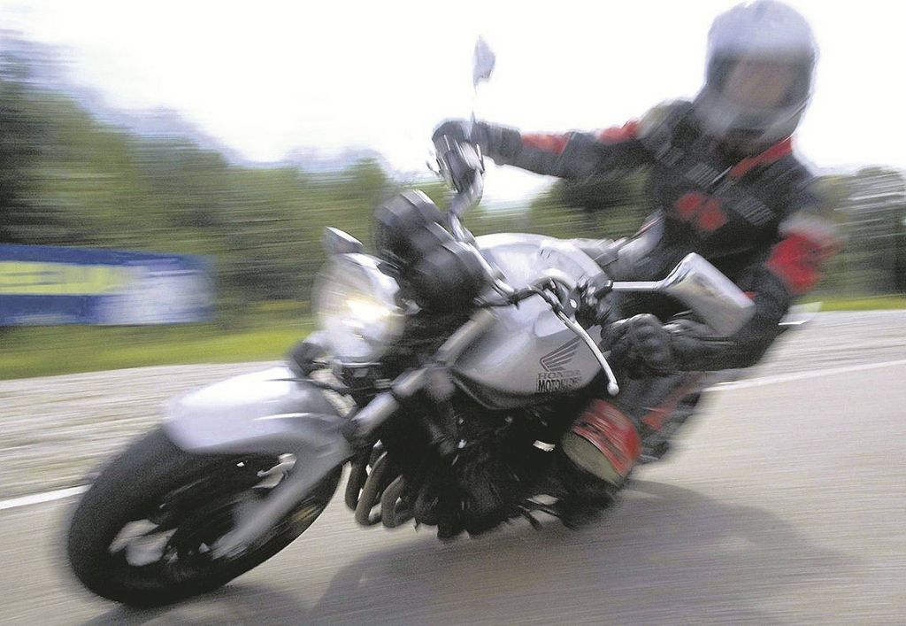 Motorradfahrer fährt auf PKW auf und verletzt sichdabei