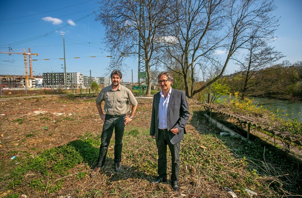 Biologe Jürgen Deuschle und Stadtmitarbeiter Michael Höger am geplanten Neckaruferpark