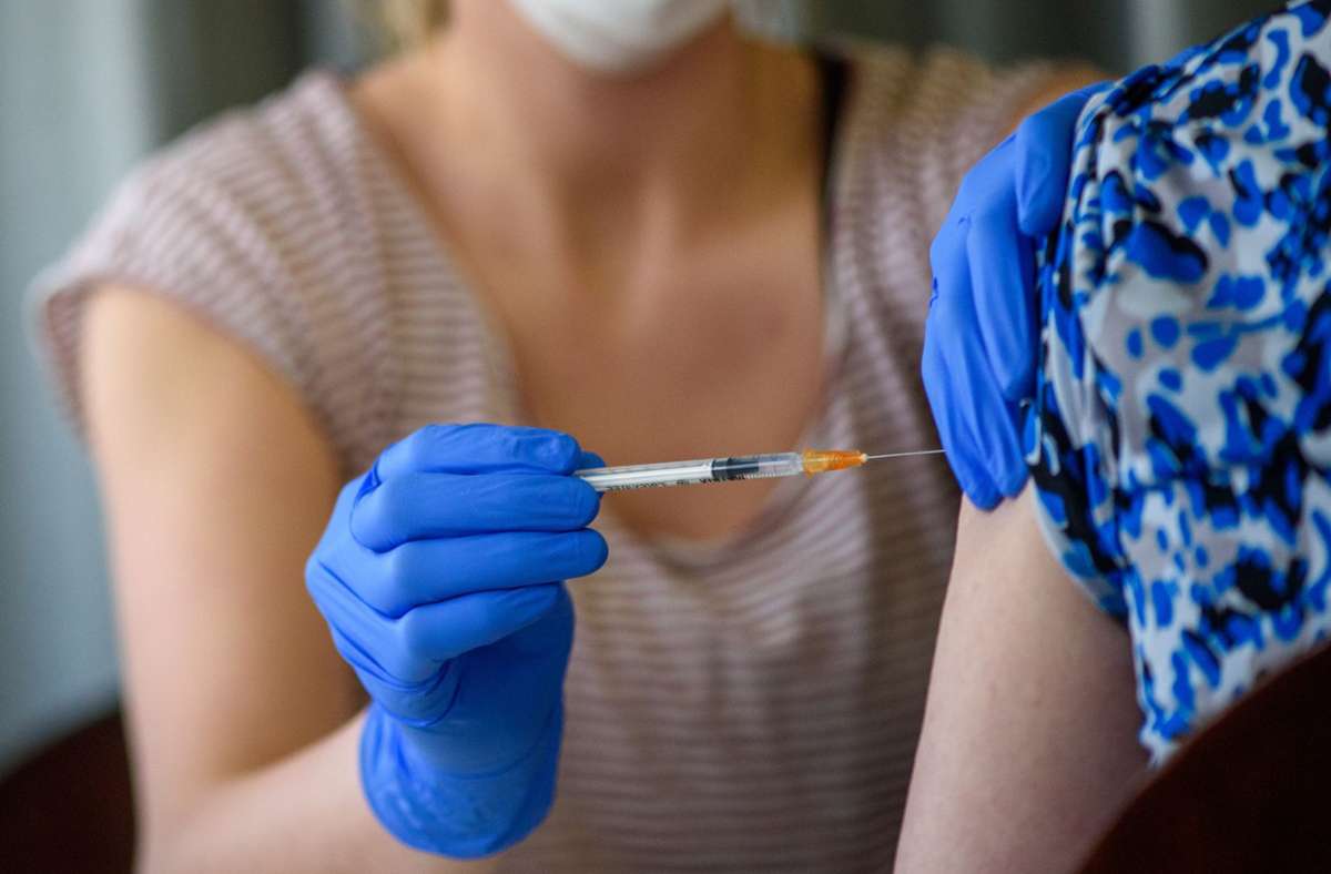 Coronavirus in Baden-Württemberg: Lucha: Mitte April werden die meisten über 80-Jährigen geimpft sein