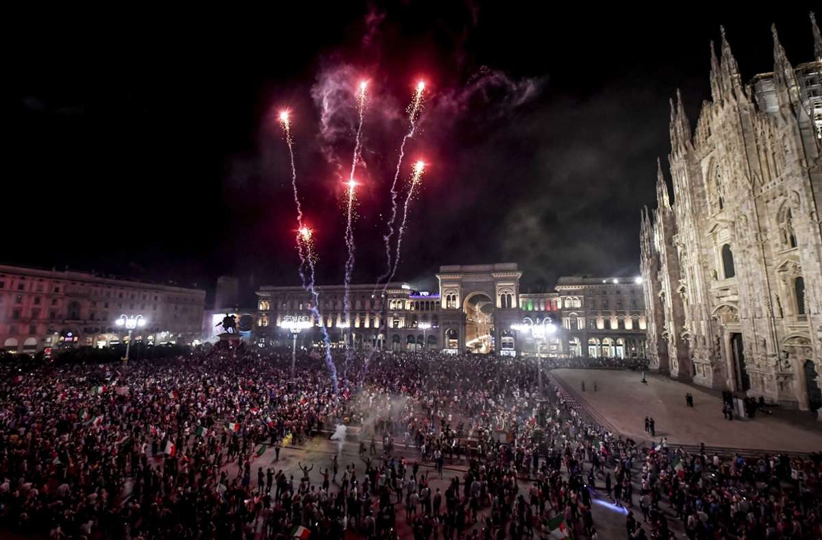 In Mailand feierte man auf dem Domplatz sogar mit Feuerwerk.