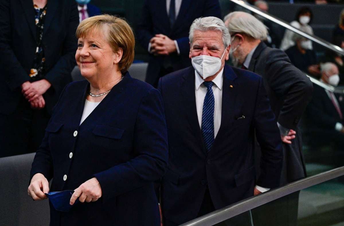 Die scheidende Bundeskanzlerin Angela Merkel mit Altbundespräsident Joachim Gauck