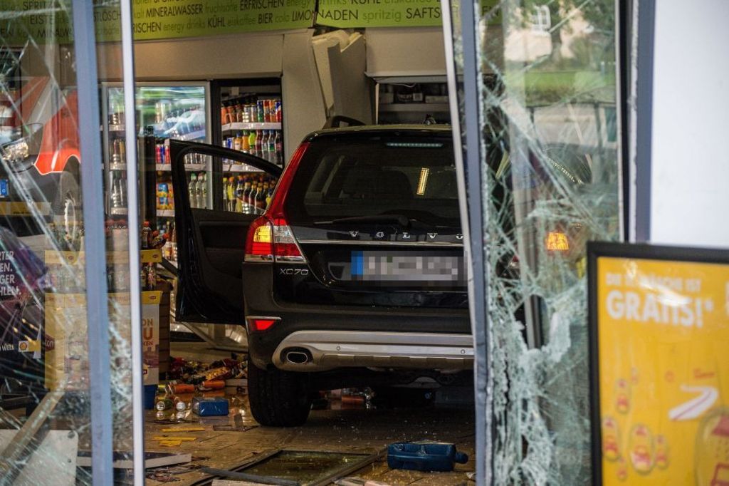 Schaden von etwa 46.000 Euro: Mann kracht mit Volvo in Tankstelle