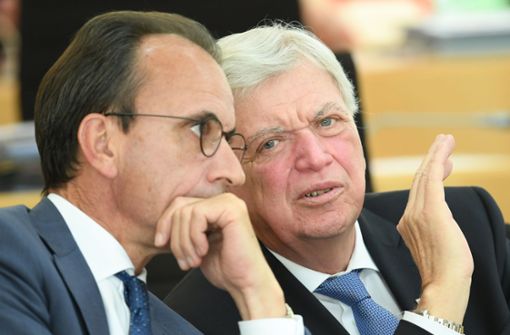 Volker Bouffier (rechts) ernannte Michael Boddenberg zum neuen Finanzminister. Foto: dpa/Arne Dedert