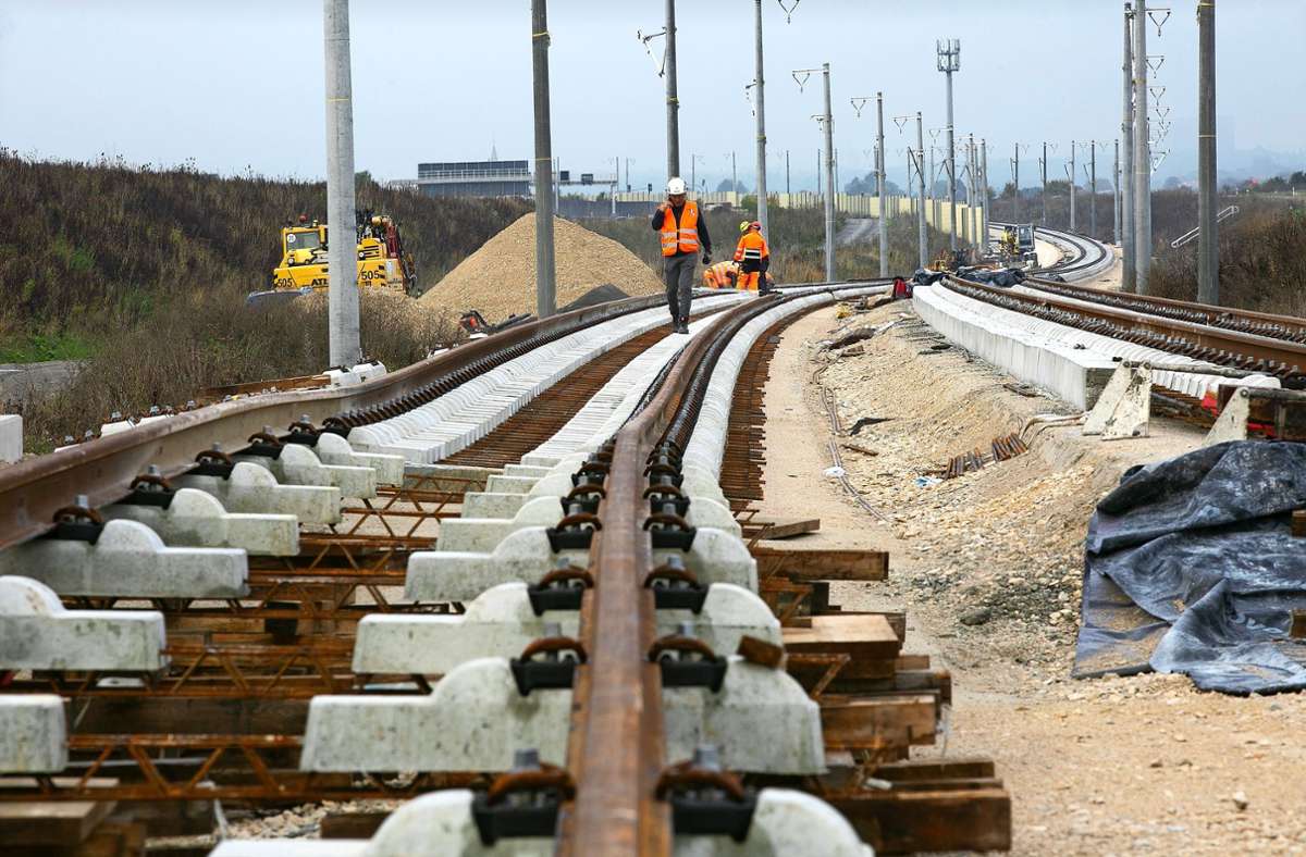 Schienen für die ICE-Neubaustrecke: Feinarbeit mit tonnenschweren Bahnschienen