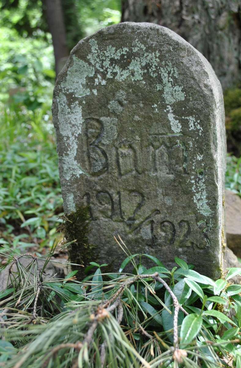 Der Grabstein für Bum stammt aus dem Jahr 1923.