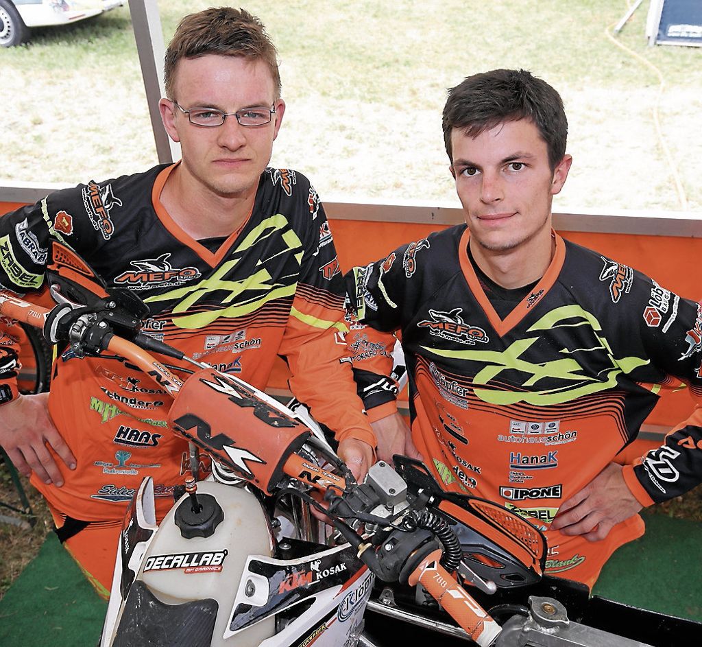 Tobias Blank (rechts) und Michael Klooz betreiben den Motocross-Sport mit viel Herzblut - und mit großer Unterstützung ihrer Familien.