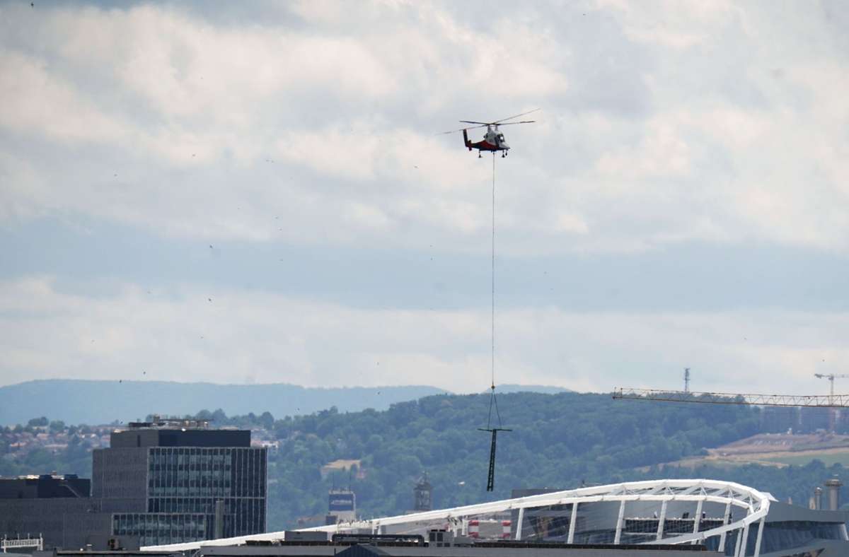 Hubschraubereinsatz in  Bad Cannstatt: Oberleitungsmast für die Bahn im Anflug