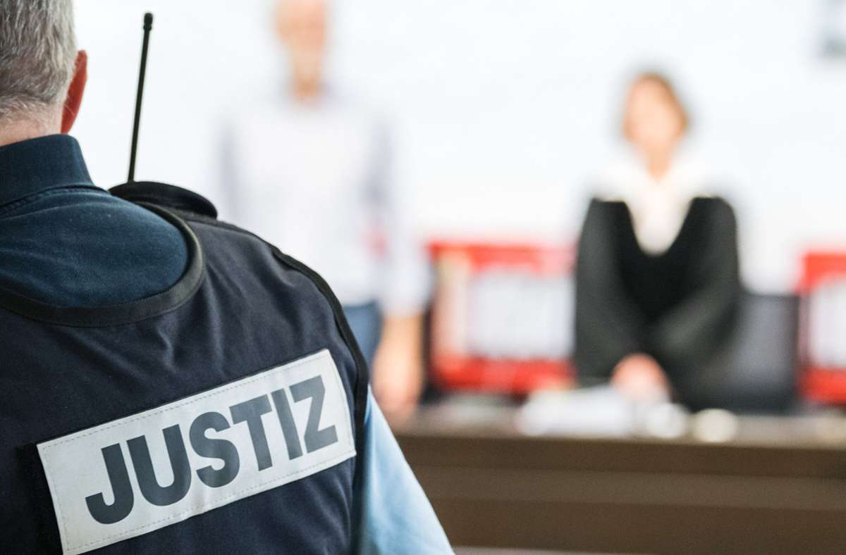 Landgericht Stuttgart: Falscher Polizist überfällt Senior in dessen Wohnung
