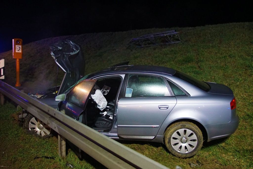 Autobahn war in der Nacht einige Stunden gesperrt: Unfall auf A8 bei Neuhausen