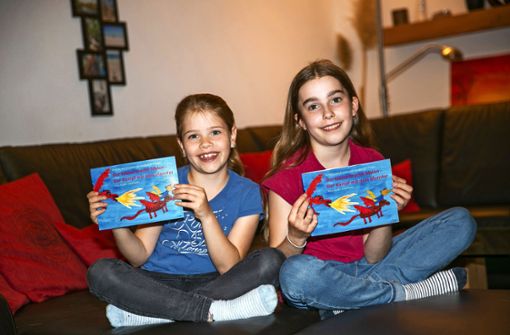Livia (links) und Kiara Fauth haben zusammen ein Abenteuerbuch geschrieben und illustriert. Foto: Ines Rudel