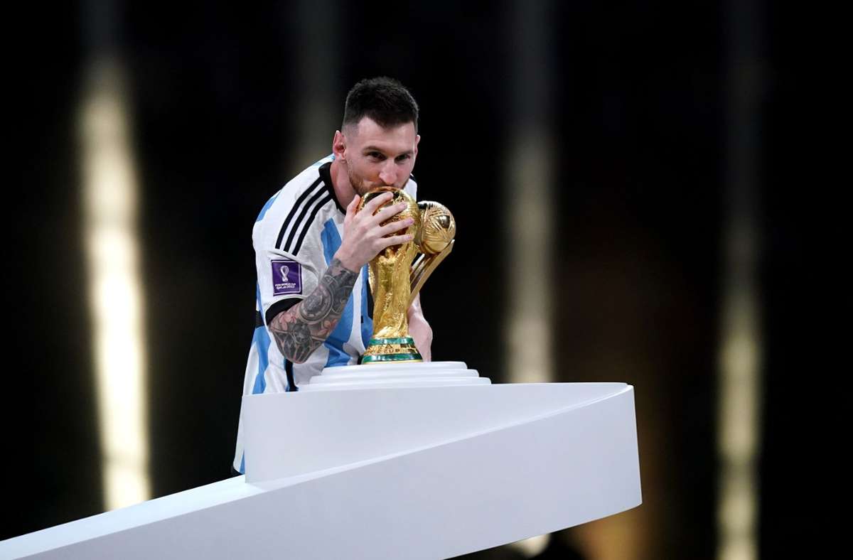 Lionel Messi küsste die WM-Trophäe nach dem Sieg im Endspiel.
