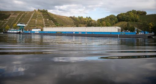 Ein Spezialschiff mit Castor-Behältern, in denen sich radioaktiver Atommüll befindet, fährt am 11.10.2017 bei Lauffen am Neckar auf dem Neckar. Foto: dpa