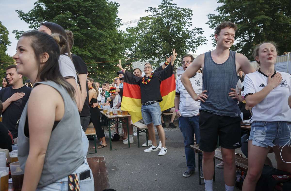 Biergärten in Stuttgart: Gemeinsam und ohne Masken – so fieberten Fans mit der DFB-Elf mit