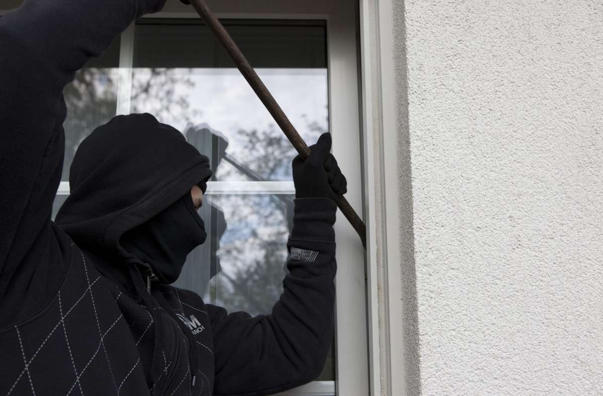 Die bislang unbekannten Täter drangen durch das Wohnzimmerfenster ein (Symbolfoto). Foto: picture alliance/dpa/dpa-tmn/Silvia Marks